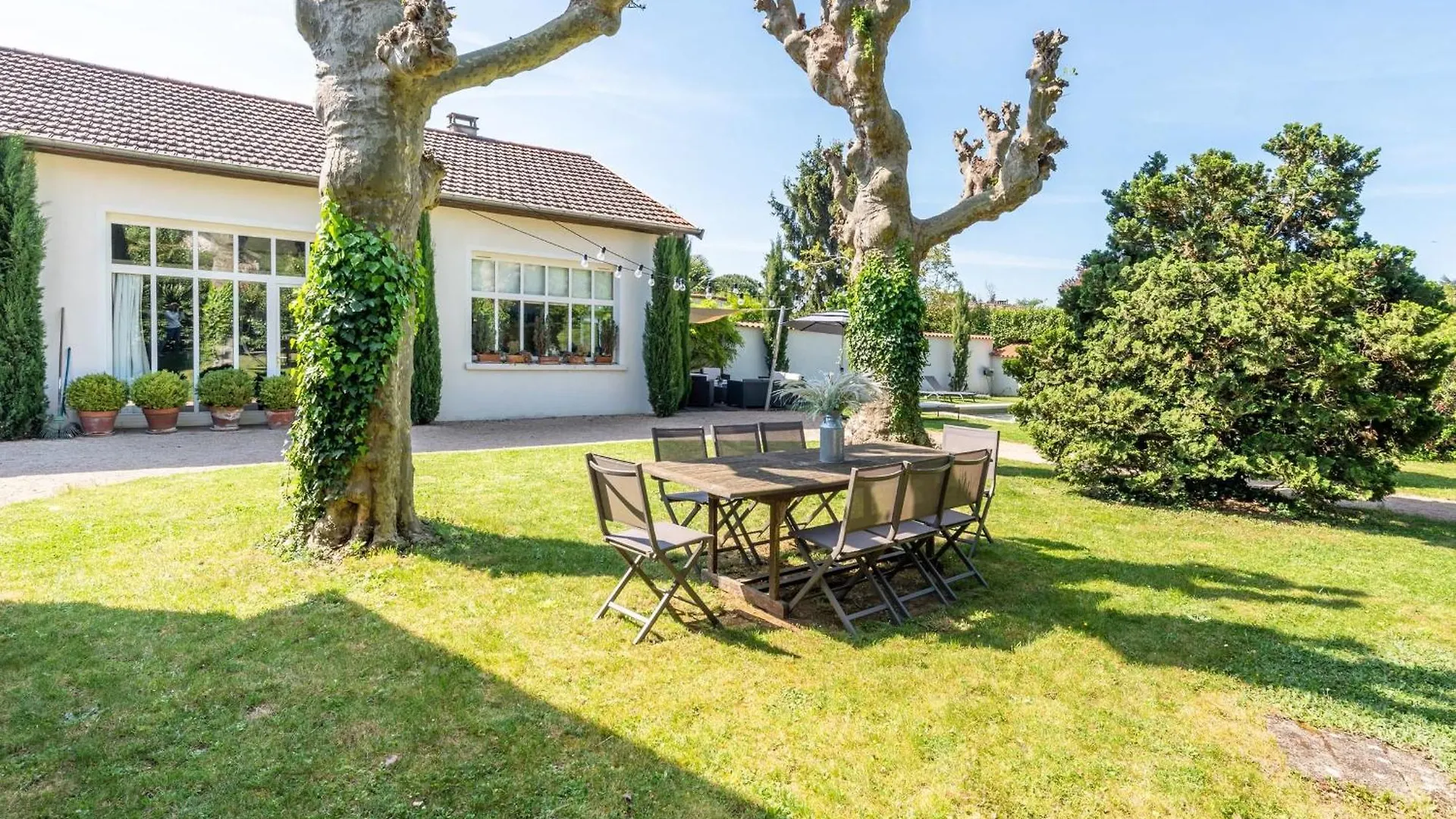 Willa La belle vie charming house with pool Saint-Didier-au-Mont-d'Or Francja