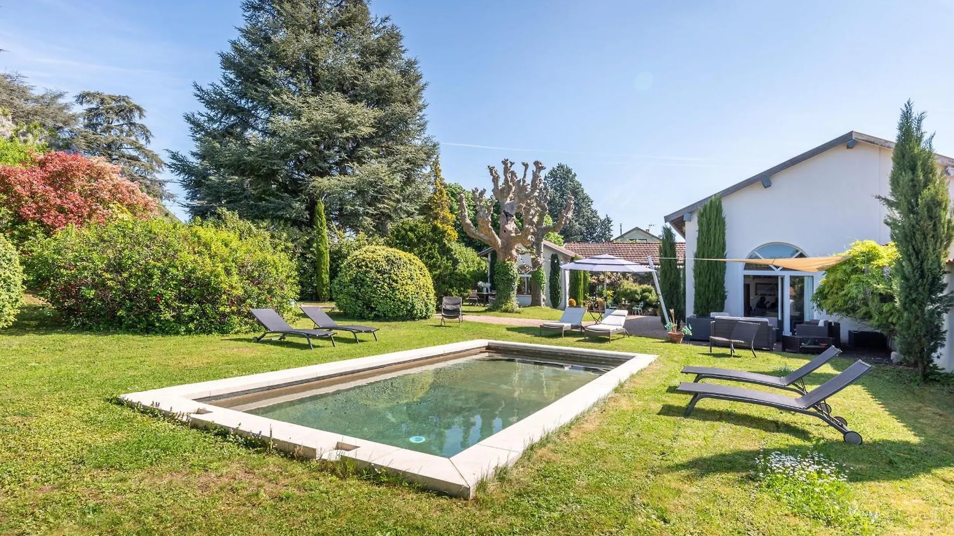 Willa La belle vie charming house with pool Saint-Didier-au-Mont-d'Or Francja
